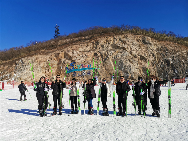 竹林深谷泡湯聽濤，云上草原登高滑雪
