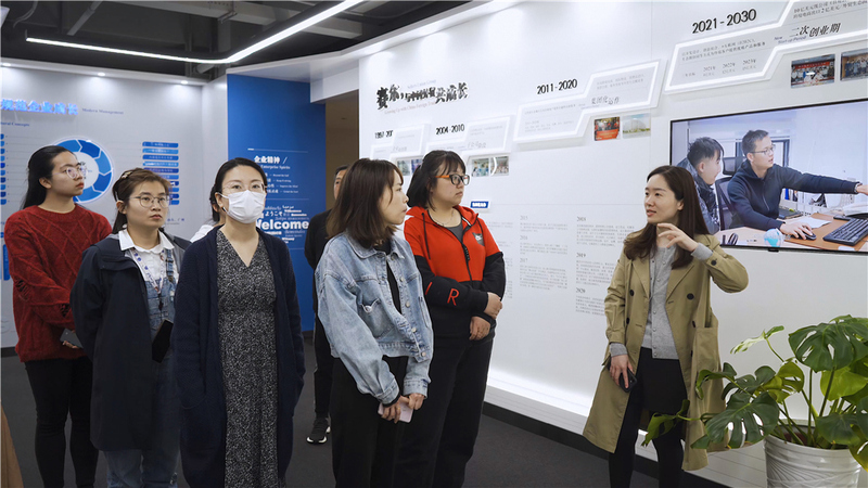 優(yōu)途組織員工參觀集團(tuán)文化展廳